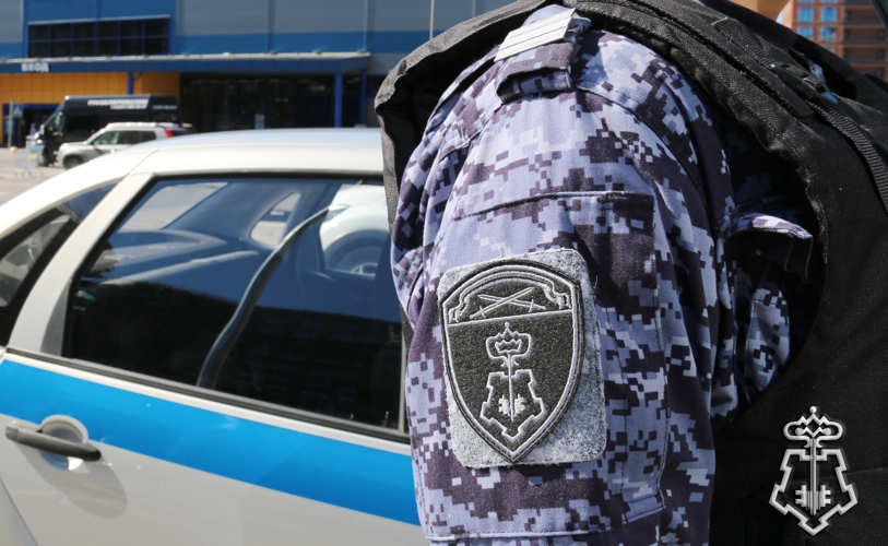 В Мурманске росгвардейцы задержали девушку, подозреваемую в краже из гипермаркета