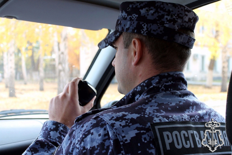 В мурманском отделе по вопросам миграции росгвардейцы задержали мужчину, находящегося в розыске