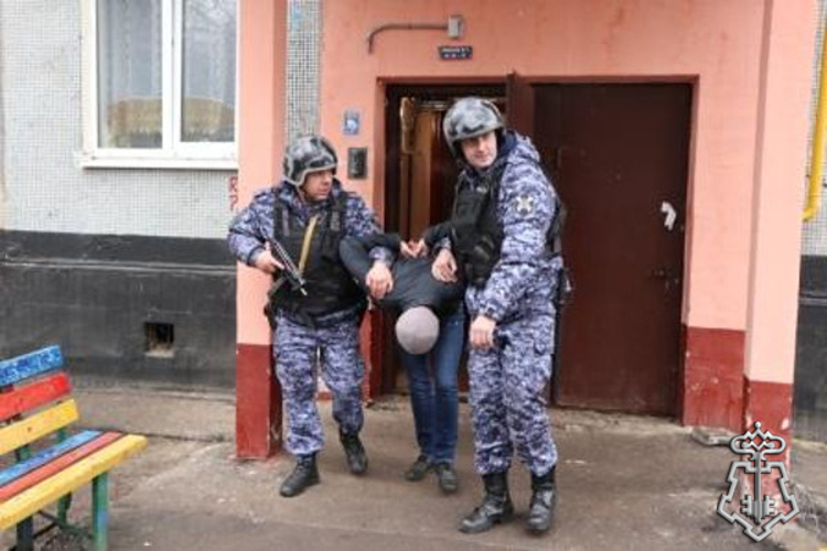 Сотрудники Росгвардии в Мурманске задержали мужчину, совершившего нападение и неправомерно завладевшего чужим транспортом