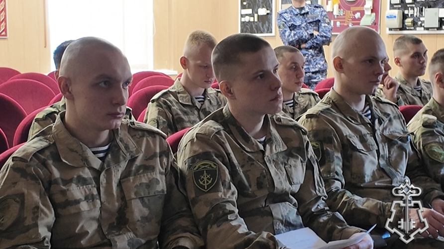 В МУРМАНСКЕ ВОЕННОСЛУЖАЩИЕ ПО ПРИЗЫВУ в МОРСКой ОТРЯД СЗО ВНГ РФ ПОБЫВАЛИ НА ДНЕ ОТКРЫТЫХ ДВЕРЕЙ В ОТДЕЛЕ ВНЕВЕДОМСТВЕННОЙ ОХРАНЫ РОСГВАРДИИ