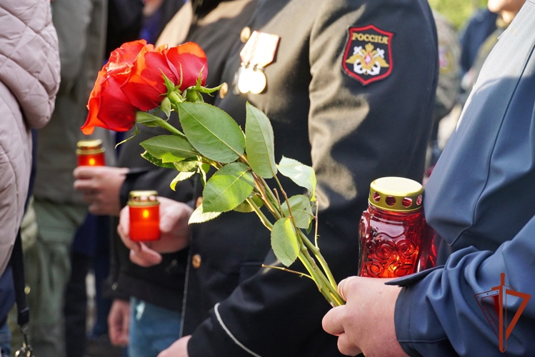 В МУРМАНСКЕ НАЧАЛЬНИК УПРАВЛЕНИЯ РОСГВАРДИИ ЗАЖЕГ «СВЕЧУ ПАМЯТИ» В ЧАС ТРАУРА У МЕМОРИАЛА «ПЕЧНАЯ ТРУБА»