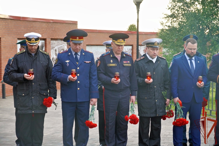 В МУРМАНСКЕ НАЧАЛЬНИК УПРАВЛЕНИЯ РОСГВАРДИИ ЗАЖЕГ «СВЕЧУ ПАМЯТИ» В ЧАС ТРАУРА У МЕМОРИАЛА «ПЕЧНАЯ ТРУБА»