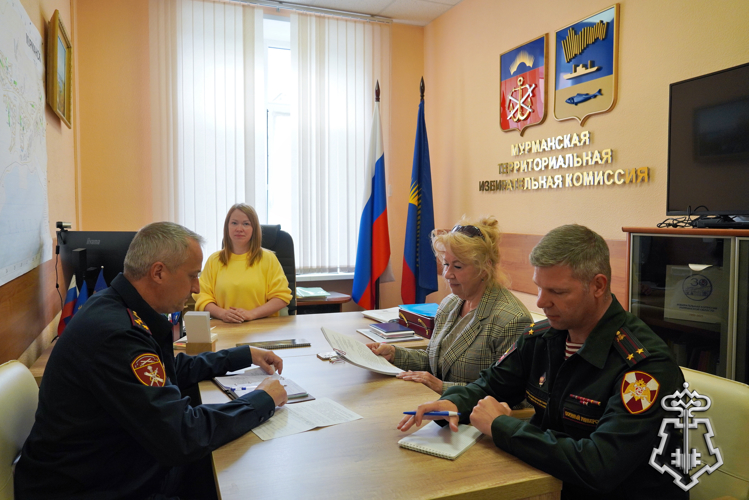 В МУРМАНСКЕ ПРЕДСТАВИТЕЛИ РОСГВАРДИИ И ТЕРРИТОРИАЛЬНОЙ ИЗБИРАТЕЛЬНОЙ КОМИССИИ ОБСУДИЛИ АЛГОРИТМЫ ОБЕСПЕЧЕНИЯ БЕЗОПАСНОСТИ В ПЕРИОД ВЫБОРОВ