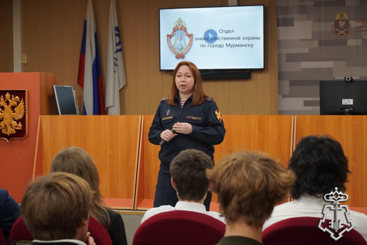 Сотрудники Отдела вневедомственной охраны по городу Мурманску пригласили на «День открытых дверей» мурманских старшеклассников