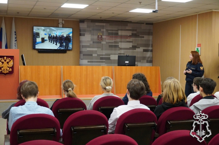 Сотрудники Отдела вневедомственной охраны по городу Мурманску пригласили на «День открытых дверей» мурманских старшеклассников